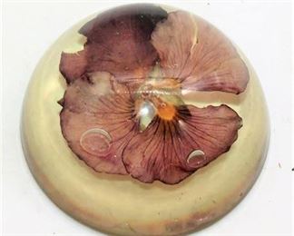 Lot 013
Dome flower paperweight