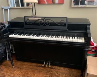 Gulbransen
Upright Piano
The drawer is stuck open
