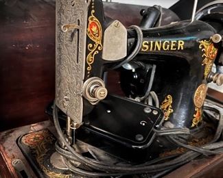 1922 Singer sewing machine in case
