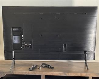 Samsung 50in UHD 4k Smart TV UN50RU7100FXZA 28.5 x 44.5in