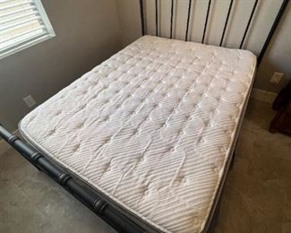Queen Size Black Iron Frame Bed with Sealy mattress Bed frame: 86x63in<BR> Mattress size 60 x80in HxWxD