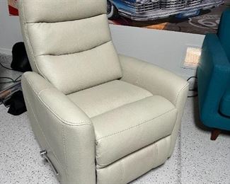 Parker House contemporary Recliner Chair 41.5 x 32 x 36in HxWxD