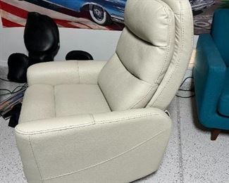 Parker House contemporary Recliner Chair 41.5 x 32 x 36in HxWxD