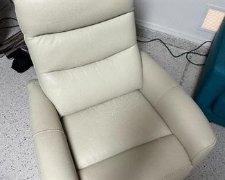 Parker House contemporary Recliner Chair 41.5 x 32 x 36in HxWxD