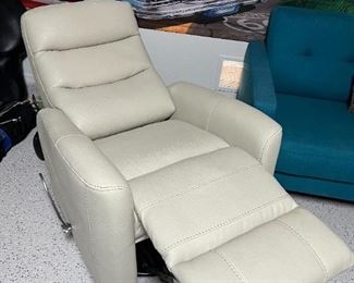 Parker House contemporary Recliner Chair 41.5 x 32 x 36in HxWxD