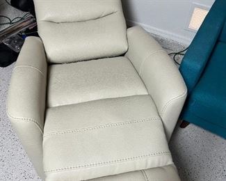 Parker House contemporary Recliner Chair 41.5 x 32 x 36in HxWxD