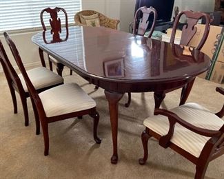 Kincaid Queen Anne Dining Room Table & 6 Chairs Table: 35 42 x 62-74-77in HxWxD