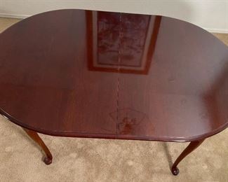 Kincaid Queen Anne Dining Room Table & 6 Chairs Table: 35 42 x 62-74-77in HxWxD