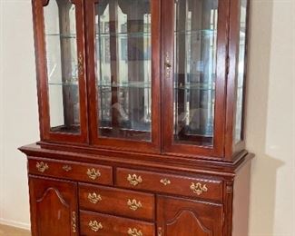 Kincaid Queen Anne China Cabinet 86 x 56 x 18in HxWxD