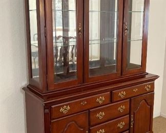 Kincaid Queen Anne China Cabinet 86 x 56 x 18in HxWxD