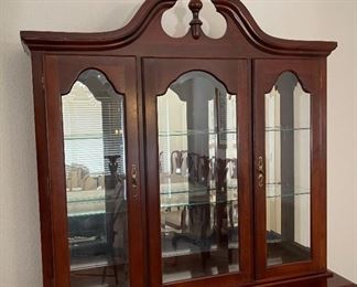 Kincaid Queen Anne China Cabinet 86 x 56 x 18in HxWxD