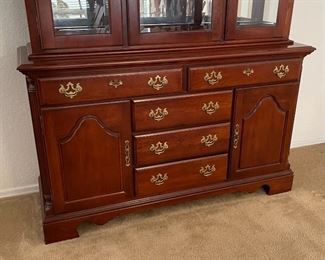 Kincaid Queen Anne China Cabinet 86 x 56 x 18in HxWxD