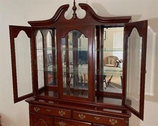 Kincaid Queen Anne China Cabinet 86 x 56 x 18in HxWxD