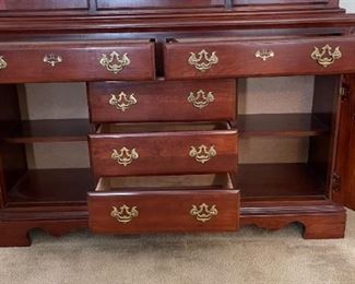 Kincaid Queen Anne China Cabinet 86 x 56 x 18in HxWxD