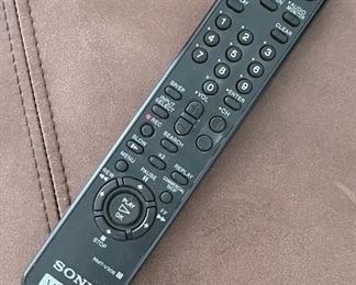 Sony 37in LCD 720p TV KDL-37L4000 TV 25.5 x 36.75x11in HxWxD