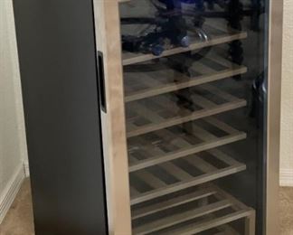Whirlpool WHW36S Wine Fridge 35 Bottle 3.6 Cu. Ft 34 x 19 x 19in HxWxD
