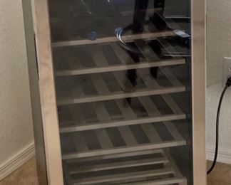 Whirlpool WHW36S Wine Fridge 35 Bottle 3.6 Cu. Ft 34 x 19 x 19in HxWxD