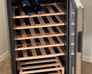 Whirlpool WHW36S Wine Fridge 35 Bottle 3.6 Cu. Ft 34 x 19 x 19in HxWxD