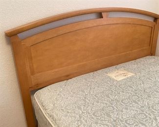 Queen Ethan Allen Elements Natural Maple Bed Headboard/Frame/Mattress/Boxspring Frame: 45 x 68 x 83in<BR>Mattress: 79 x 60in