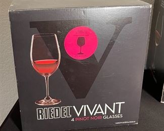 Riedel Vivant 4 Pinot Noir Glasses wine in box Glass: 8.5in H x 2.75in dia at opening