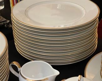 65+pc Mikasa Classic Gold China Set L3201 65+pc