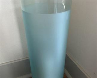 109 Robert Abbey 1591 Rico Espinet Marina 22 Frosted White Cased Glass Table Lamp