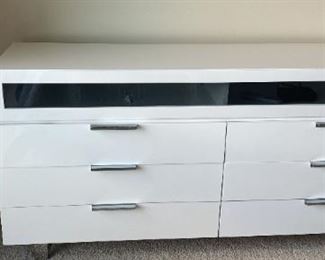 117 53 White Laquered Dresser With 6 Drawers And Storage Area