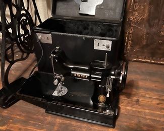 Amazing Singer 221 featherweight with pedal & original case!! 