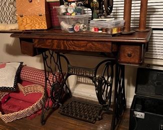 Beautiful antique singer with whole table! Beautiful piece!!!