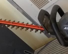 Hedge trimmer electric