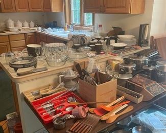 Massive amount of kitchenware 
