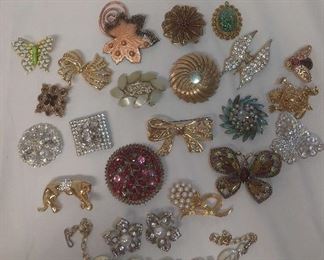 Large Lot of Vintage Brooches, Pins, Costume Jewelry
