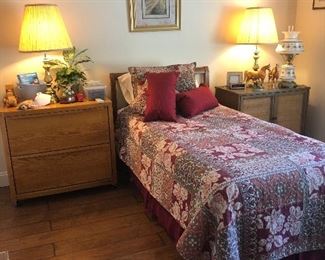 Twin Bed
Side tables
Lamps & Decor