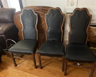 8 seater dinette set
Table w/ leaf and fuller cover