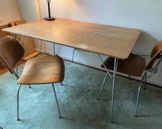Eames Table with 4 chairs