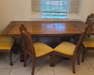Versatile dining table w/6 chairs & one leaf