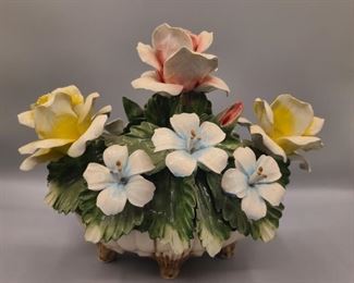 Porcelain rose petal basket
Nuova Capodimonte
I. I. E. Exclusive