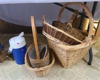 Thermos
Wicker baskets