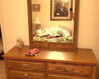 8 drawer dressor w/mirror