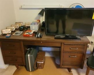 5 drawer desk w/filing cabinet
Samsung flat screen TV - 31"