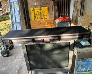 Here is a 52" Winchester hard case with the keys.