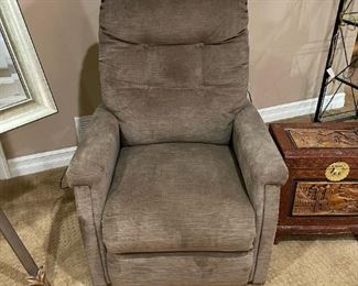 Home Meridian International Lift Chair