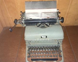 Royal manual typewriter with original manual and dust cover (1950's)