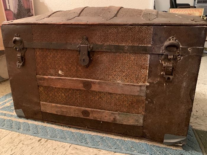 Humpback late 1800’s trunk w/ tray & storage