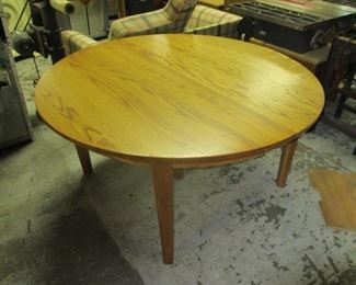 ROUND OAK TABLE AND SIX CHAIRS