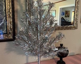 4 ft Aluminum Christmas tree w box 