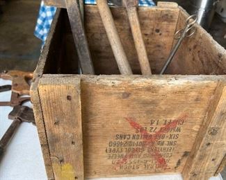 Wood box
Tobacco tools 
