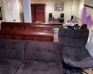Futon
Queen sleigh bed frame
Oversized chair