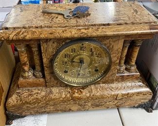Antique Mantle Clock (Runs)
