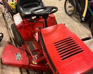 TORO Wheel Horse 210-5 5 Speed Riding Lawn Mower/Tractor with Mower Deck